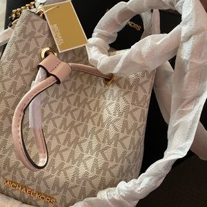 michael kors small suri bucket